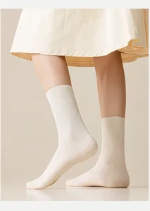 Einfarbige feuchtigkeitsspendende Damen-Wadenstrümpfe mit Fersenschutz für bequemen täglichen Look.