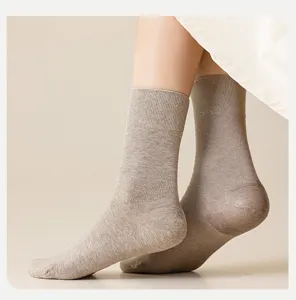 Detailaufnahme von feuchtigkeitsspendenden Damensocken mit weichem Gewebe und glatter Ferse.