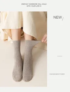 Detailaufnahme von einfarbigen, hellbraunen Damensocken mit elastischen Rippbündchen.