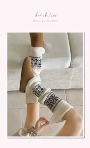 Gestrickte Fair Isle Beinstulpen, gemütliche Wintersocken, stylisches Accessoire.
