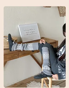 Retro graue gestrickte Beinwärmer für Damen, gemütliche lange Wintersocken mit Muster.