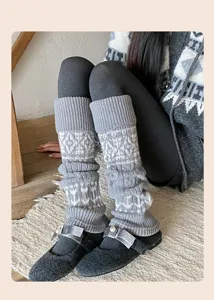 Graue Strick-Beinstulpen mit nordischem Muster, gemütliches Slouch-Design, ideal für Winter.