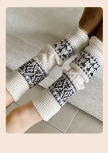 Detailreiche Nahaufnahme von Retro-Strickstulpen, gemütliche Winter-Stil Socken Textur.