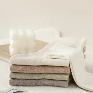 Damen einfarbige mittelhohe Anti-Riss Socken mit feuchtigkeitsspendendem Fersen-Silikon.