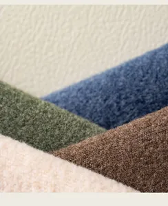 Detailaufnahme der dicken thermischen Fleece-Stoffstruktur von weichen Wintersocken.