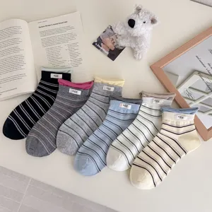 Koreanischer Stil Gestreifte Socken Für Damen Gekämmte Baumwolle Atmungsaktiv Kontrastfarbe Doppelmanschette Kurzsocken Mit Buchstabenetikett