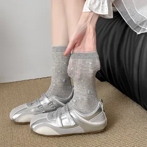 Damen graue Mittelsocken mit süßem Blumenprint und Spitzenborte lässige atmungsaktive Socken