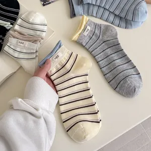 Koreanische gestreifte Kurzsocken für Damen mit süßem Buchstabenetikett und farbigen Bündchen.
