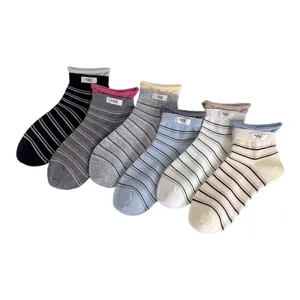 Modische gestreifte Damen-Kurzsocken im koreanischen Stil, trendige Freizeitsocken.