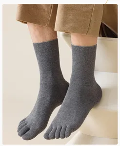Herren dunkelgraue Zehensocken Detailansicht, atmungsaktive Fünf-Zehen-Socken für Herren.
