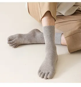 Nahaufnahme der Herren Fünf-Zehen-Socken, weiches atmungsaktives Strickmaterial, bequeme Passform.