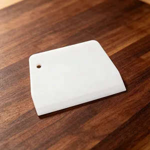 Witte plastic deegschraper voor bakken, flexibele roomtaart snijder en gereedschap.