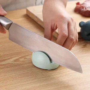 Portable mini kitchen knife sharpener, non-slip cartoon frog sharpener tool for home use.