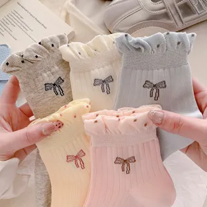 Chaussettes à volants pour femmes avec jolie broderie de nœud et design respirant d'été.