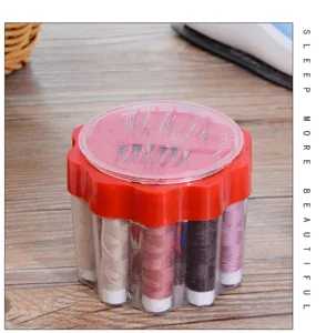 Dettaglio kit da cucito in plastica portatile, bobine di filo colorate e vano aghi.