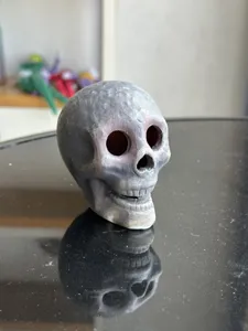 Λεπτομέρεια διακόσμησης κρανίου Halloween, τρομακτικό στολίδι ρητίνης για τραπέζι.