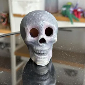 Kοντινό πλάνο διακόσμησης κρανίου Halloween, λεπτομέρεια τρόμου σκελετού ρητίνης σπιτιού