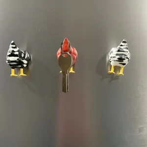 Λεπτομερές κοντινό πλάνο από αστεία μαγνήτα ψυγείου με κώλο κοτόπουλου και κλειδιά.