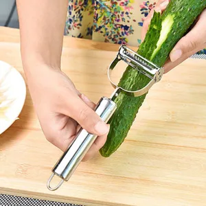 Économe de cuisine en acier inoxydable avec double tête pour trancher et peler les légumes.