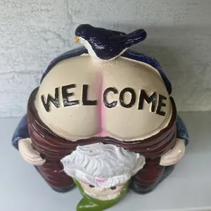 Divertido enano de jardin cabeza abajo con texto welcome, decoracion graciosa de patio detalle.