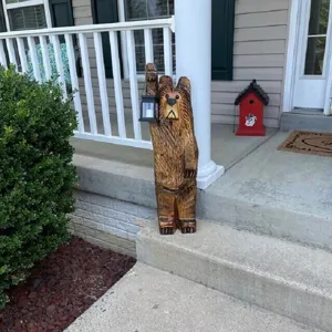 Vue détaillée de la figurine d'ours en résine, sculpture décorative d'animal pour jardin.