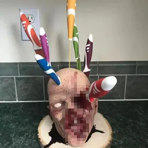 Halloween horreur tête humaine sanglante bloc à couteaux cerveau créatif support coutellerie