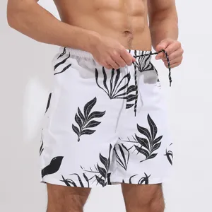 Pantaloncini da bagno uomo bianchi con stampa di foglie tropicali e coulisse per la spiaggia.
