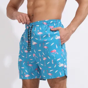 Vue detaillee de short de bain homme imprime flamant rose tropical, maillot plage.