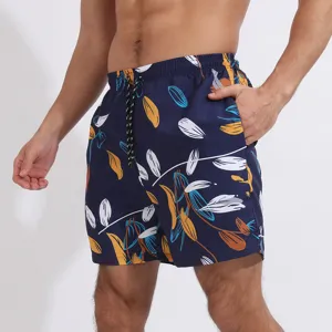 Vista di dettaglio dei pantaloncini da bagno da uomo con stampa a foglie, asciugatura rapida.