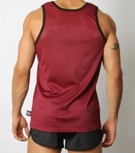 Detailansicht des atmungsaktiven Herren Mesh Sport Tanktops und Shorts Sets für Training.