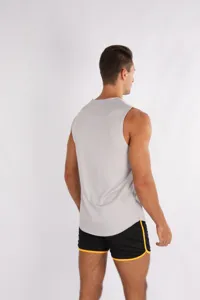 Vista posteriore dettagliata della canotta sportiva traspirante ad asciugatura rapida uomo.