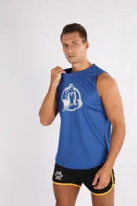 Dettaglio del gilet sportivo smanicato blu, che mostra tessuto traspirante ad asciugatura rapida.