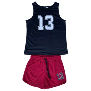 Herren Sportbekleidung Set mit ärmellosem schwarzen Tanktop und roten Shorts mit Nummer 13 Druck.