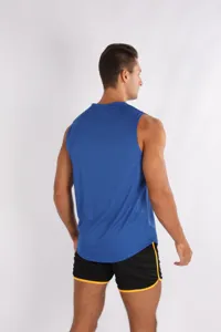 Vista dettagliata della canotta sportiva blu senza maniche traspirante per il fitness.