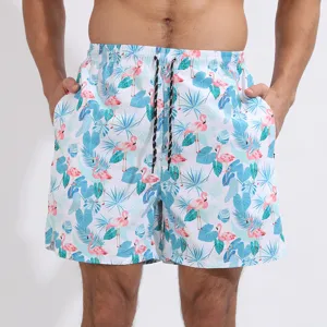 Gros plan de détail sur le short de bain homme à motif flamant rose et tropical.
