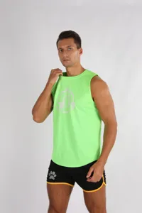 Canotta da fitness smanicata verde neon da uomo in tessuto traspirante con taglio sportivo.