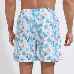 Vue détaillée du short de bain homme imprimé flamant rose, maillot de bain confortable.