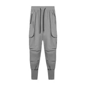 Vue détaillée du pantalon cargo gris pour homme avec poches latérales et finitions.
