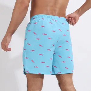 Maillot de bain homme bleu clair avec motif de requin rose, short de plage décontracté.