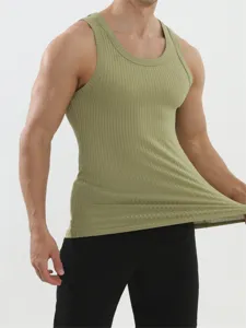 Detail van groene geribbelde tanktop voor heren, mouwloze fitness sportkleding close-up.
