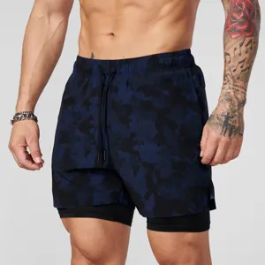 Short de sport fitness camouflage 2 en 1 pour homme avec doublure et cordon de serrage.