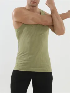 Heren geribbelde fitness tanktop detail, ademende mouwloze sport workout vest.