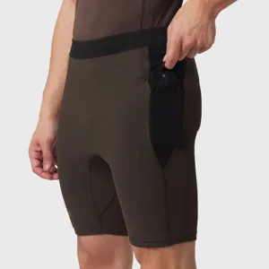 Détail de poche latérale pour short de fitness sportif homme, tissu respirant et séchage.