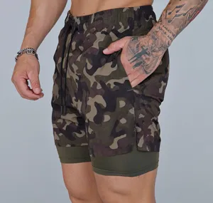 Short de sport camouflage double couche vue détail, vêtement d'entraînement respirant.