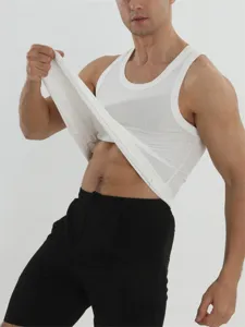 Close-up weergave van witte herenribtop met elastische stof en slanke pasvorm voor details.