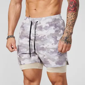 Vue détaillée du short de sport camouflage 2-en-1 pour l'entraînement physique masculin.