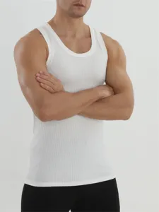 Gedetailleerde close-up van een wit geribde mouwloze tanktop op een mannelijk model.