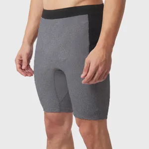 Gros plan détail de short de sport de compression pour homme avec empiècements en mesh.