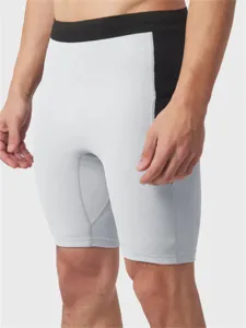 Gros plan sur les details du short de compression sportif, tissu respirant et ceinture.