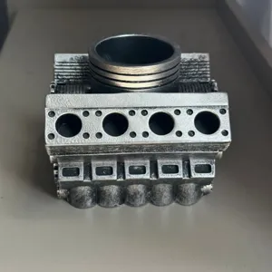Gros plan detaille d'un porte-stylo creatif bloc moteur V8 au design mecanique unique.